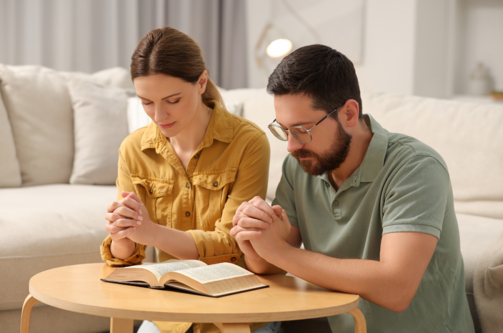 pareja cristiana orando pureza sexual según Proverbios 5