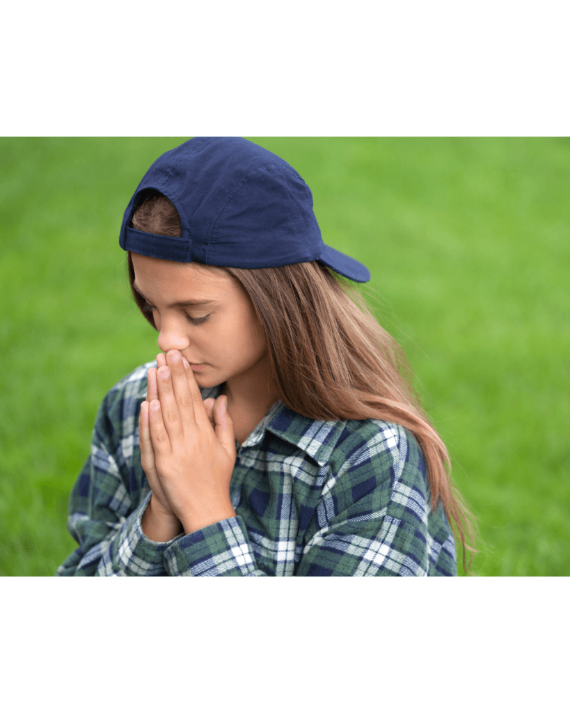 Mujer cristiana orando - tipos de oración cristiana y cómo practicarlos en tu vida diaria