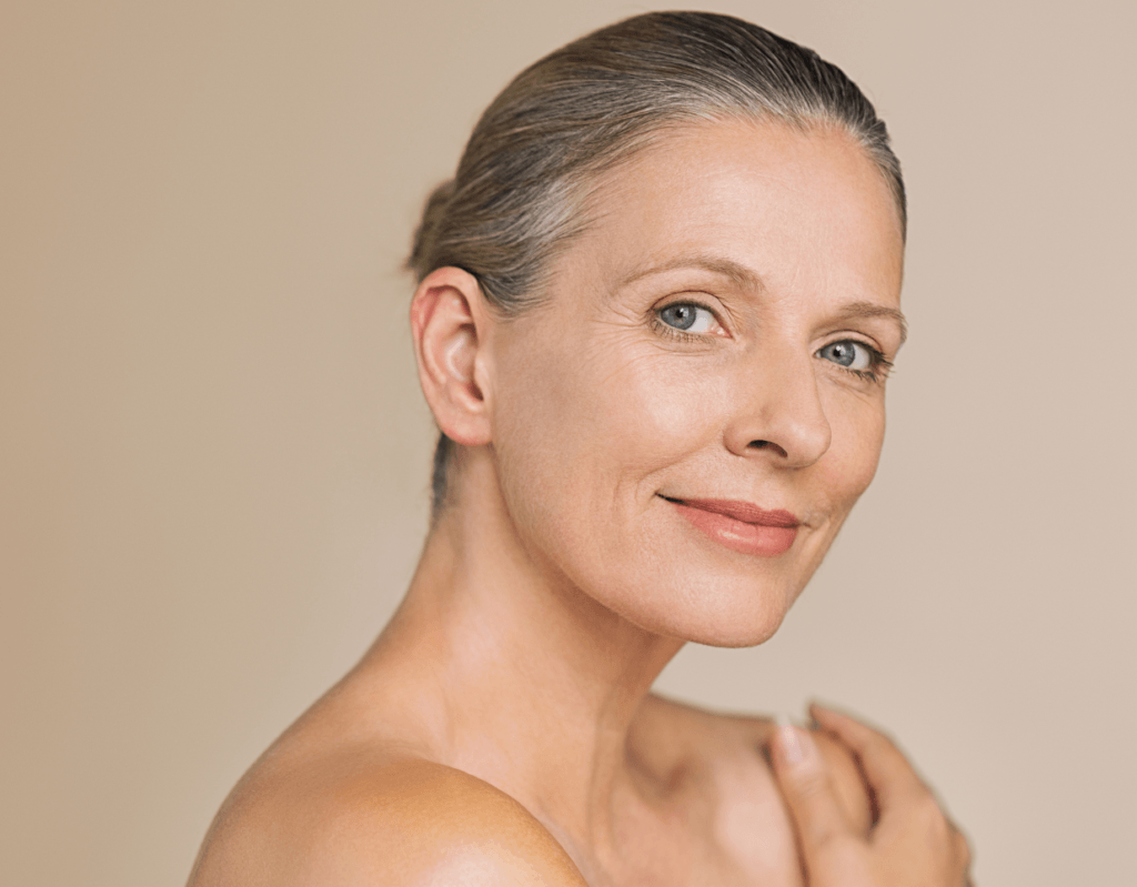 Rostro de mujer con piel firme y saludable que refleja los beneficios de los ejercicios faciales