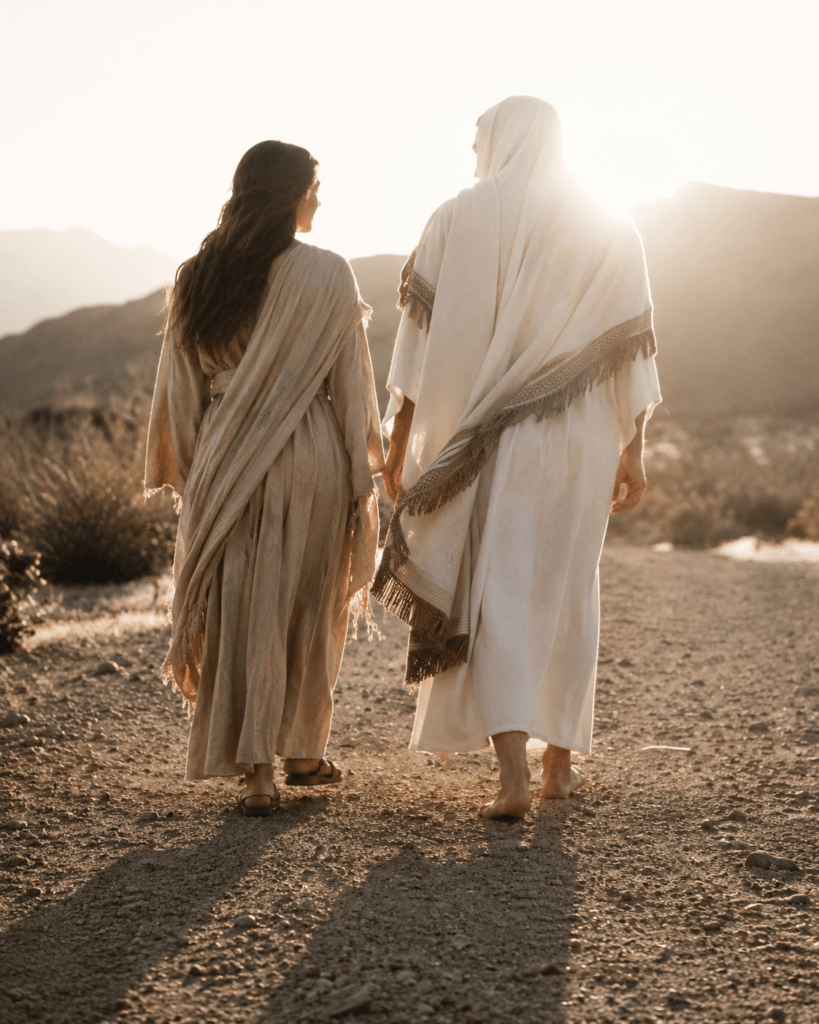 Mujer caminando junto a Jesús por un camino al atardecer, símbolo de regresar a Dios