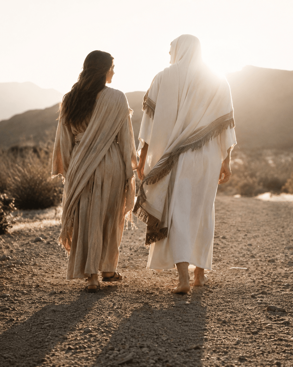 Mujer caminando junto a Jesús por un camino al atardecer, símbolo de regresar a Dios