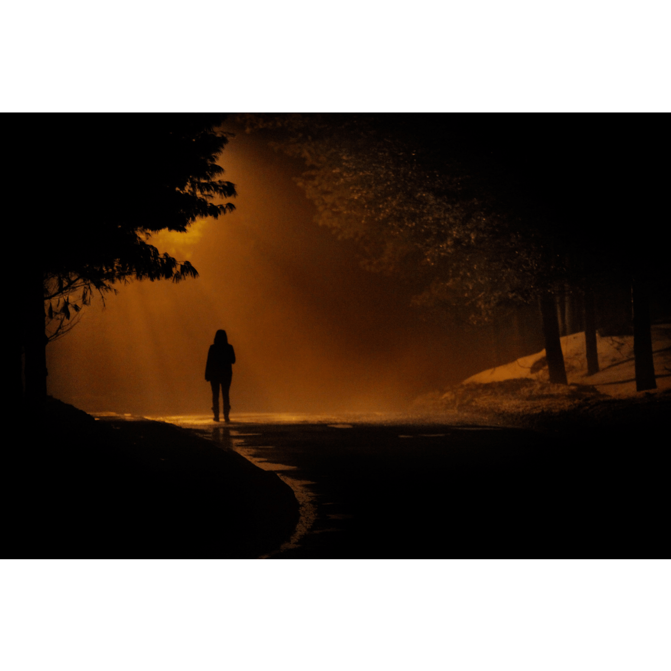 Silueta de una mujer caminando hacia la luz, testimonio de ansiedad y fe en el camino de regreso a Dios