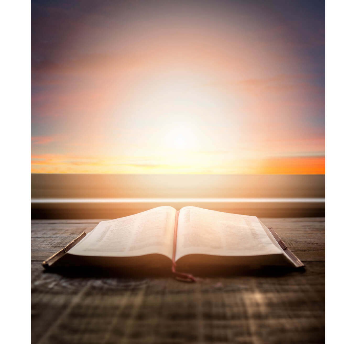 Biblia abierta con luz de amanecer: los nombres del Espíritu Santo en la Biblia